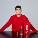 武大靖的“五大敬”刷屏了！五粮特曲如何讲述2026春节的年味？